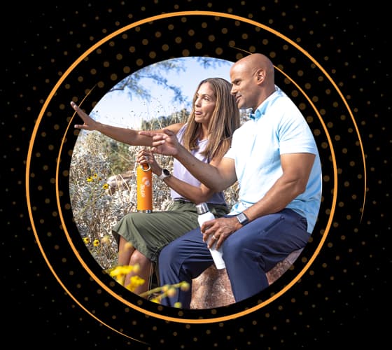 Joven pareja descansando al aire libre durante una excursión.