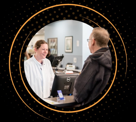 Una sonriente profesional sanitaria de BioLife registra a un donante para su cita programada.